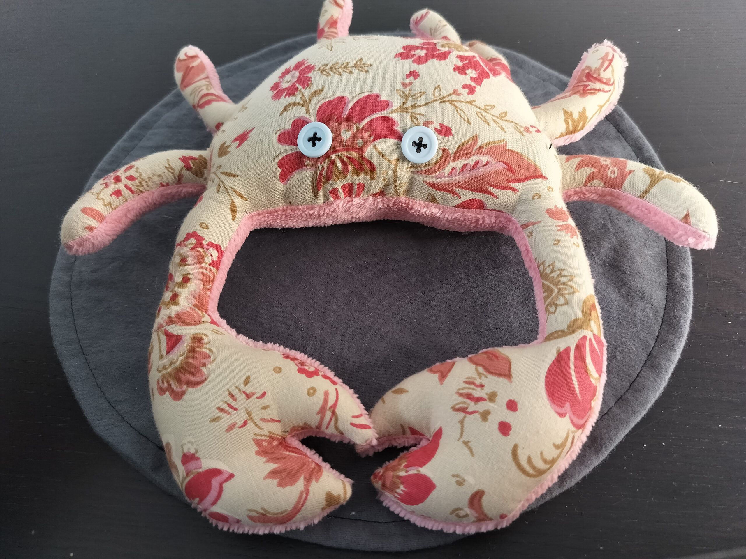 Peluche crabe artisanale florale couleur rouge brique et rose tendre