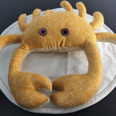 Peluche crabe artisanale jaune ocre et moutarde avec boutons violets
