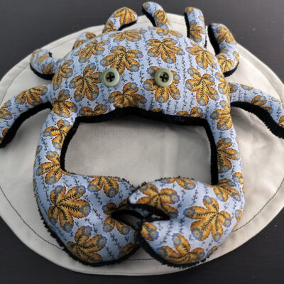 Peluche crabe artisanale automnale couleur bleu ciel, ocre et noir