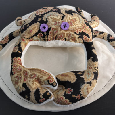 Peluche crabe artisanale avec motifs cachemire noir et ocre