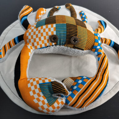 Peluche crabe artisanale Cameroun avec motifs africains graphiques