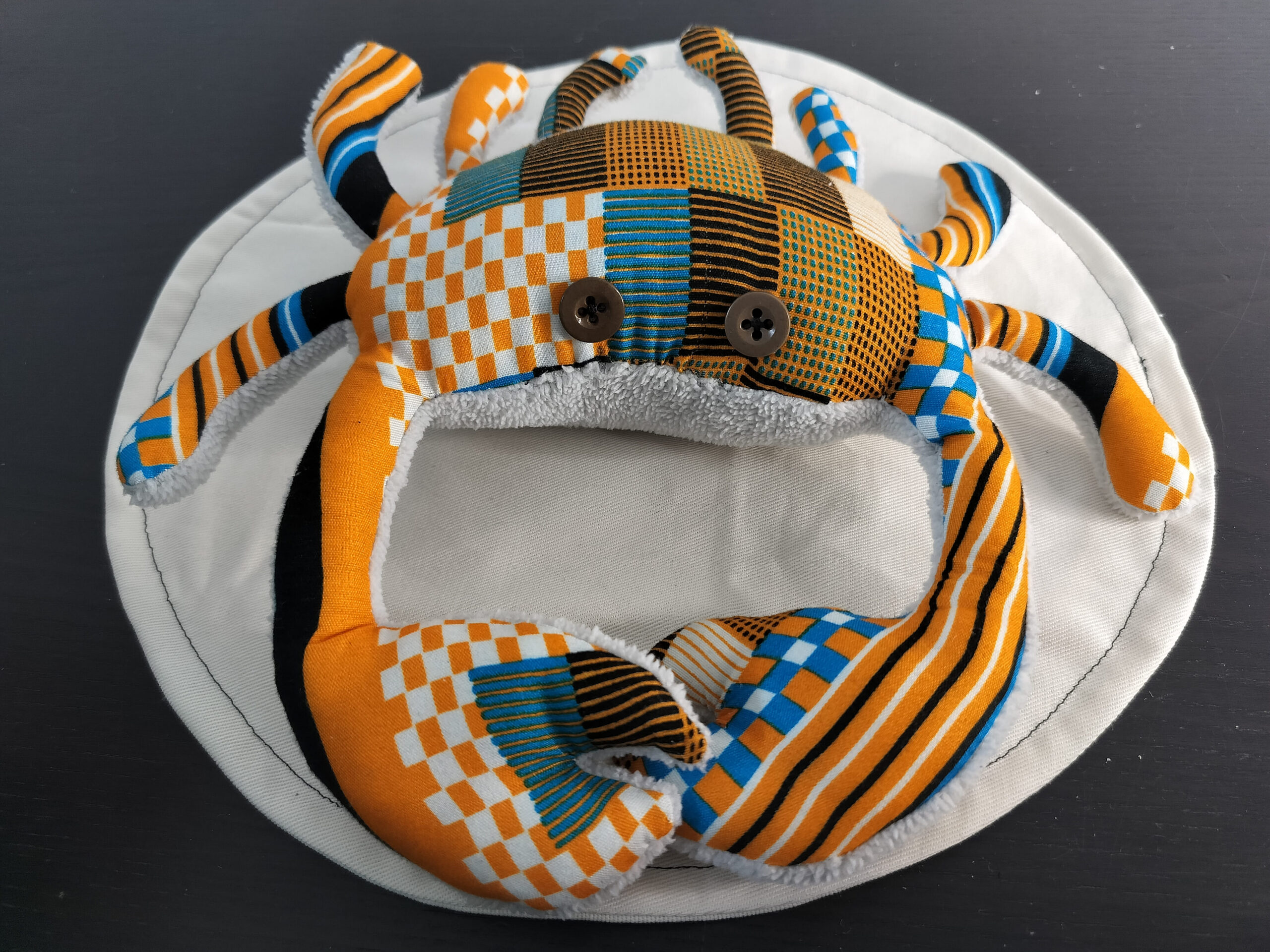Peluche crabe artisanale Cameroun avec motifs africains graphiques
