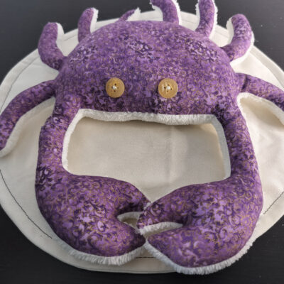 Peluche crabe artisanale baroque violette avec détails dorés