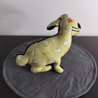 Peluche lapin vert en coton recyclé envers noir œil brodé étoile orange sécurité bébé