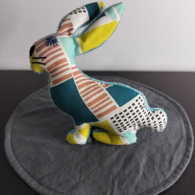 Peluche lapin geometrique style scandinave jaune moutarde et bleu canard envers eponge menthe oeil brode fait main