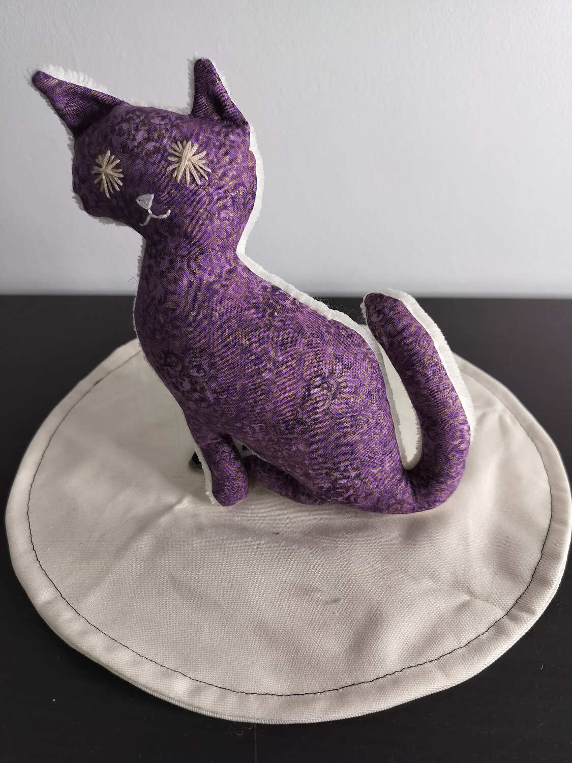 Peluche chat artisanale romantique et précieux - Pièce unique Modèle Violet et Doré – Image 2