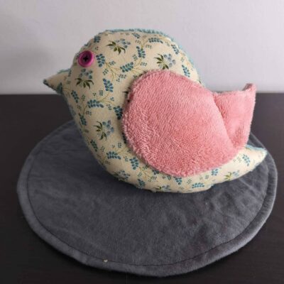Peluche oiseau bucolique floral, finition Bouton et tissu éponge rose poudré.
