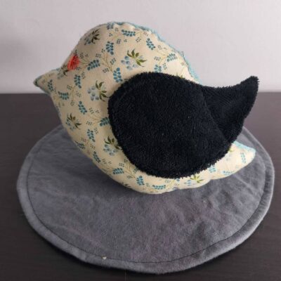 Peluche oiseau bucolique floral, finition Brodé et tissu éponge noir.