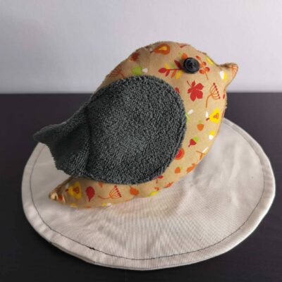 Peluche oiseau feuillage d'automne, finition Bouton et tissu éponge gris foncé.