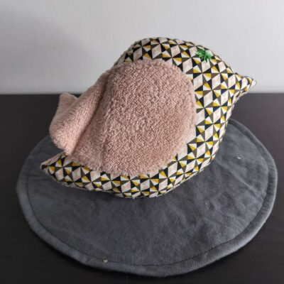 Peluche oiseau géométrique triangles, finition Brodé et tissu éponge rose poudré.