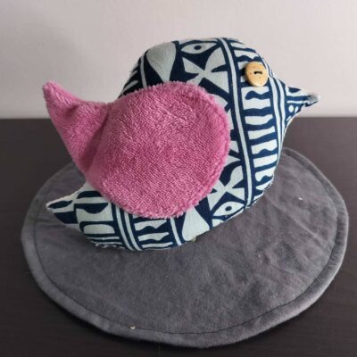 Peluche oiseau wax bleu, finition Bouton et tissu éponge rose poudré.