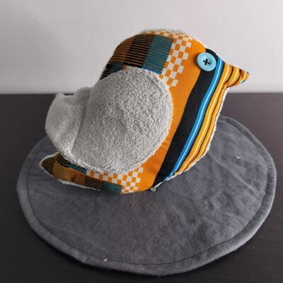 Peluche oiseau wax orange, finition Bouton et tissu éponge gris perle.