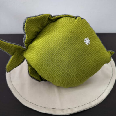 Peluche poisson rond Géométrique vert, finition Brodé et tissu éponge gris.