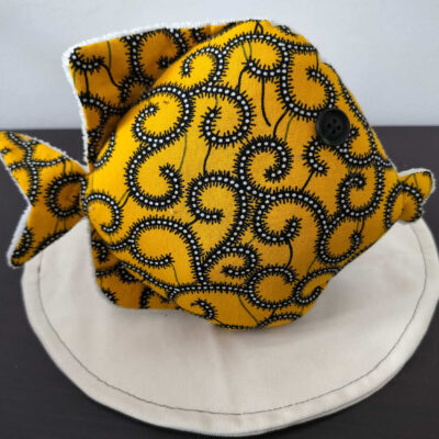 Peluche poisson rond jaune, finition Bouton et tissu éponge bleu claire.