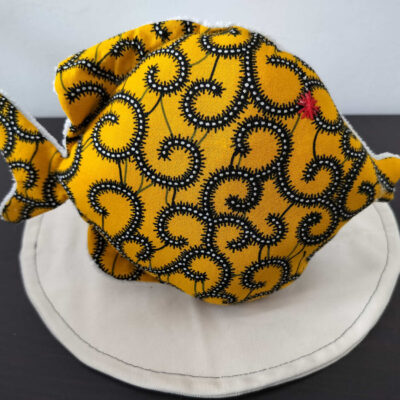 Peluche poisson rond jaune, finition Brodé et tissu éponge bleu claire.