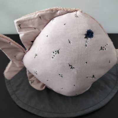 Peluche poisson rond brindilles poudrées, finition Brodé et tissu éponge rose tendre.