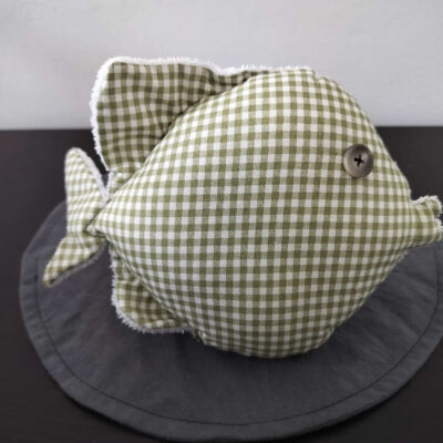 Peluche poisson rond vert, finition Bouton et tissu éponge blanc pur.
