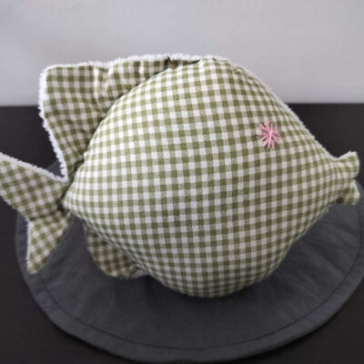 Peluche poisson rond vert, finition Brodé et tissu éponge blanc pur.