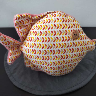 Peluche poisson rond feuillage d'automne, finition Bouton et tissu éponge rose poudré.