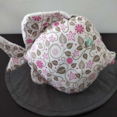 Peluche poisson rond fleuri, finition Brodé et tissu éponge blanc.