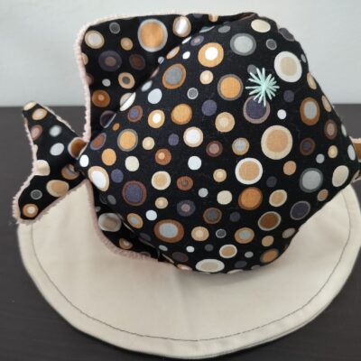 Peluche poisson rond pois graphiques, finition Brodé et tissu éponge noir.