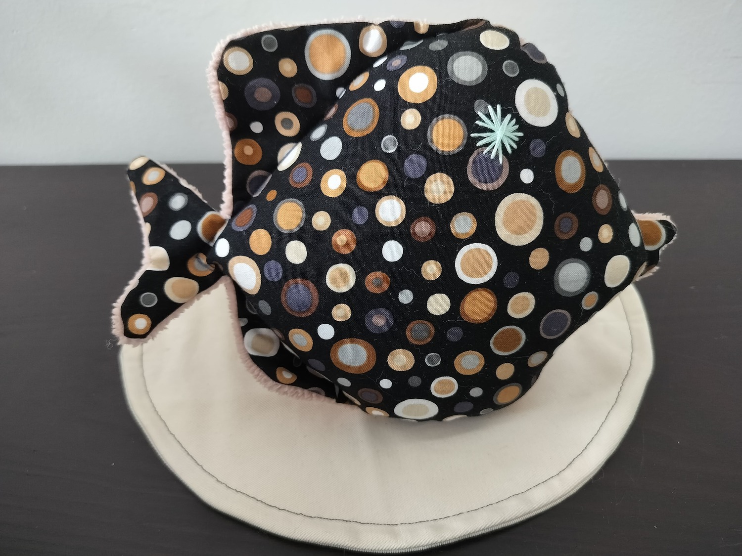 Peluche poisson rond pois graphiques, finition Brodé et tissu éponge noir.