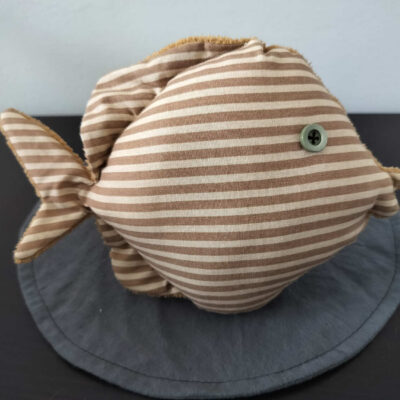 Peluche poisson rond rayures marron, finition Bouton et tissu éponge camel.