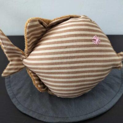 Peluche poisson rond rayures marron, finition Brodé et tissu éponge camel.