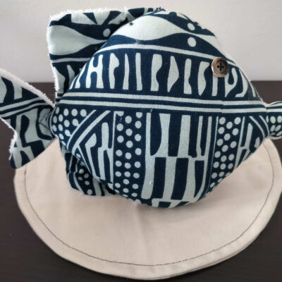 Peluche poisson rond Wax bleu, finition Bouton et tissu éponge blanc écru.