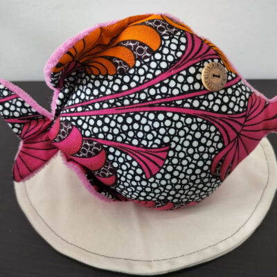 Peluche poisson rond rose, finition Bouton et tissu éponge rose vif.