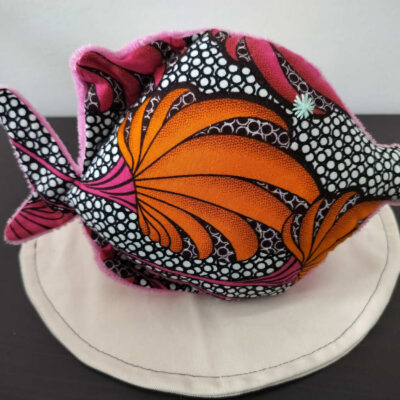Peluche poisson rond rose, finition Brodé et tissu éponge rose vif.