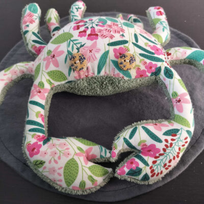 Peluche crabe artisanale Botanique - Modèle unique rose pâle et vert sauge