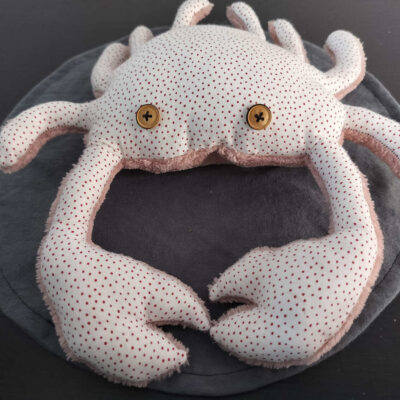 Peluche crabe artisanale pois rouges - Modèle unique blanc et peps