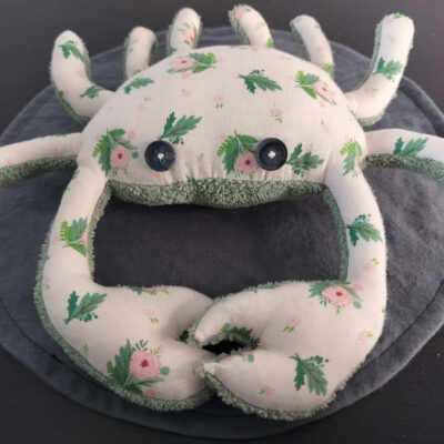 Peluche crabe artisanale fleurs sauvages - Modèle unique blanc et vert sauge