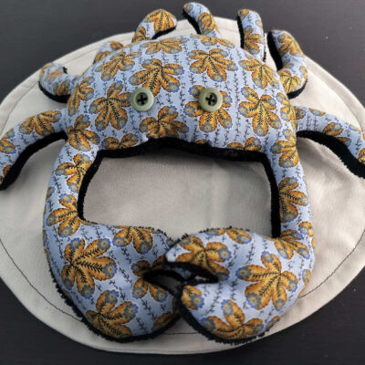 Peluche crabe artisanale forestier - Modèle unique bleu et ocre