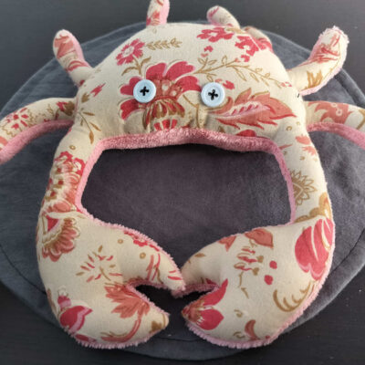 Peluche crabe artisanale floral - Modèle unique beige et rose