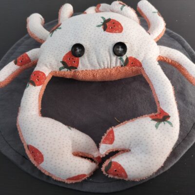 Peluche crabe artisanale fraises - Modèle unique blanc et corail