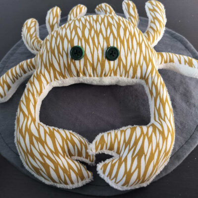 Peluche crabe artisanale Jaune Moutarde - Modèle unique graphique et blanc