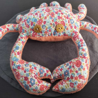 Peluche crabe artisanale Liberty fleurs - Modèle unique bleu et rose