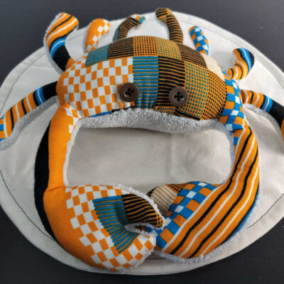 Peluche crabe artisanale Wax orange - Modèle unique géométrique