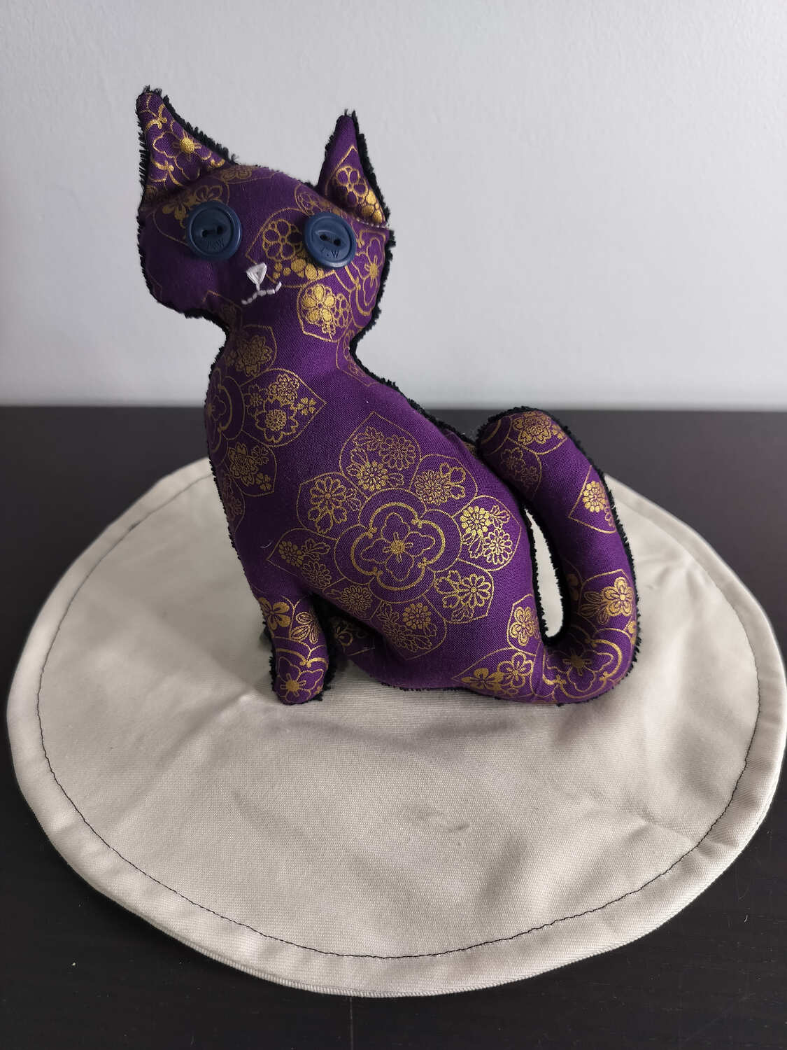 Peluche chat artisanale Mandala - Pièce unique Modèle Violet et Doré