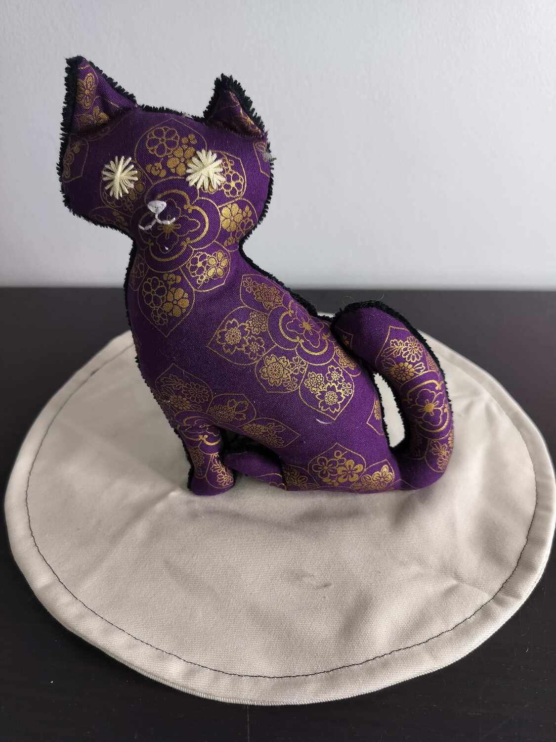 Peluche chat artisanale Mandala - Pièce unique Modèle Violet et Doré – Image 2