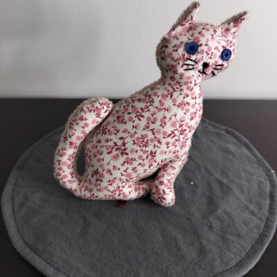 Peluche chat artisanale fleuri rose - Pièce unique Modèle Imprimé Floral et Vignes (Bouton)