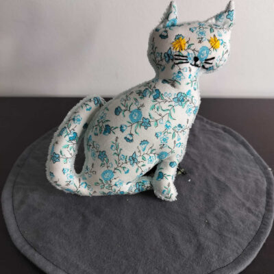 Peluche chat artisanale fleuri bleu - Pièce unique Modèle Imprimé Liberty et Fleurs (Brodé)