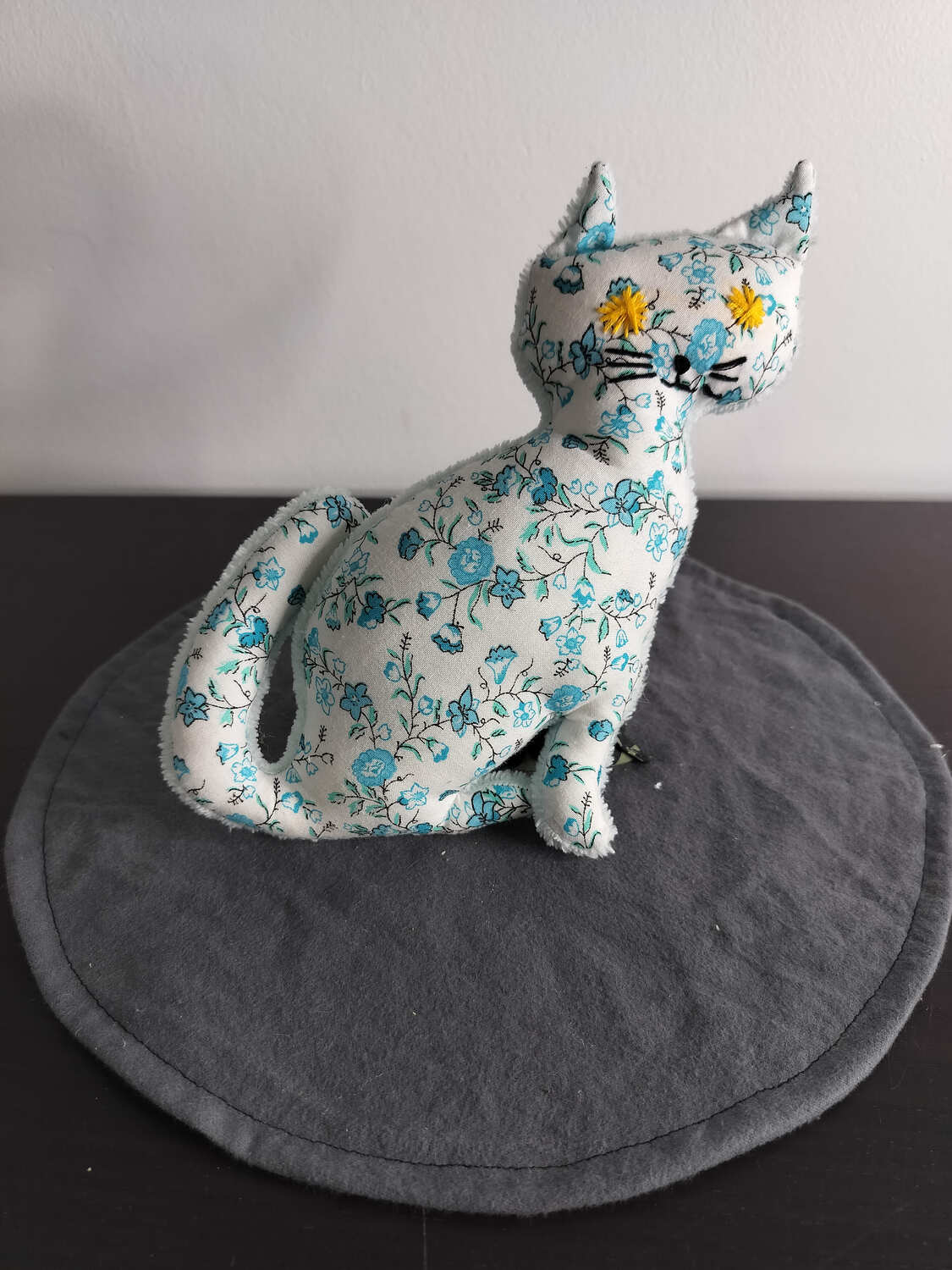 Peluche chat artisanale fleuri bleu - Pièce unique Modèle Imprimé Liberty et Fleurs (Brodé)