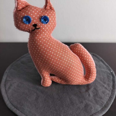 Peluche chat artisanale à pois - Pièce unique Modèle Saumon et Blanc