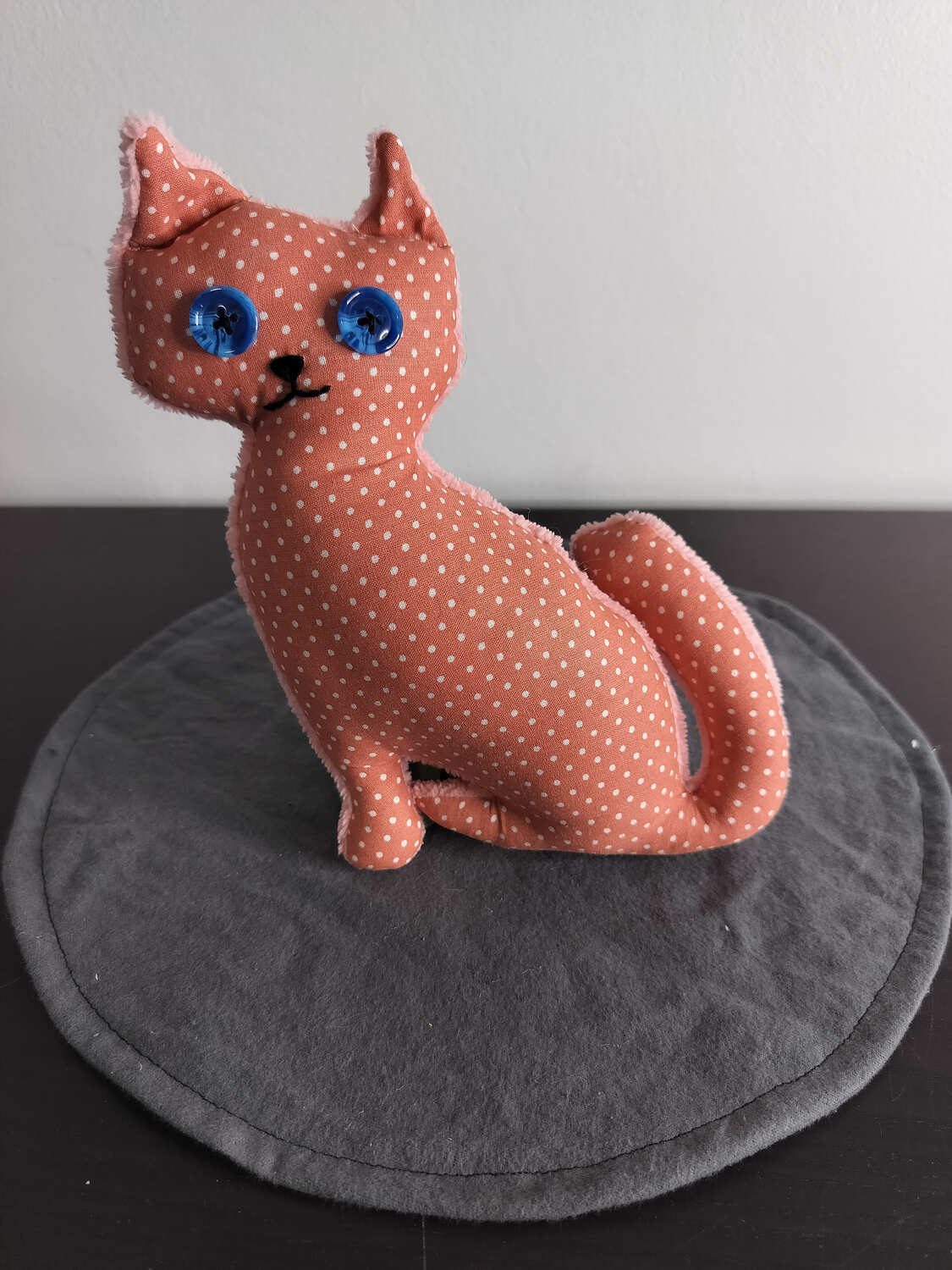 Peluche chat artisanale à pois - Pièce unique Modèle Saumon et Blanc