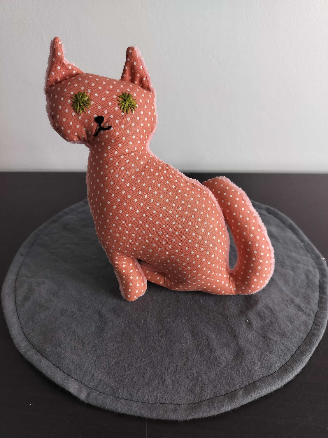 Peluche chat artisanale à pois - Pièce unique Modèle Saumon et Blanc – Image 2