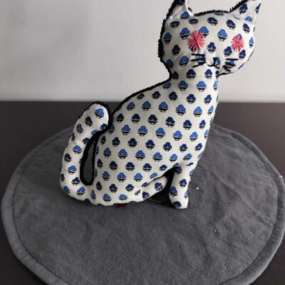 Peluche chat artisanale imprimé graphique - Pièce unique Modèle Bleus et Rose (Brodé)