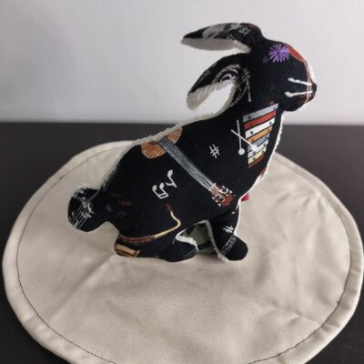 Peluche lapin artisanale Musique - Modèle exclusif Mélodieux Brodé